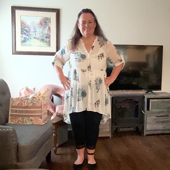 Meet your Posher, Peggy selling plus size clothing - Picture 5 of 6